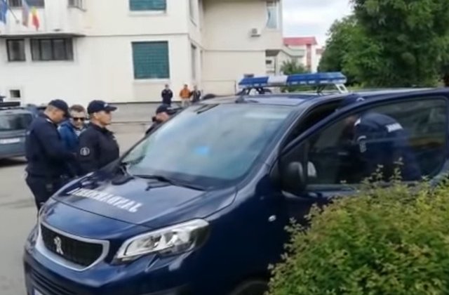 Protestatari pasnici care il asteptau pe Dragnea in Topoloveni, ridicati de jandarmi si dusi la Politie/ VIDEO