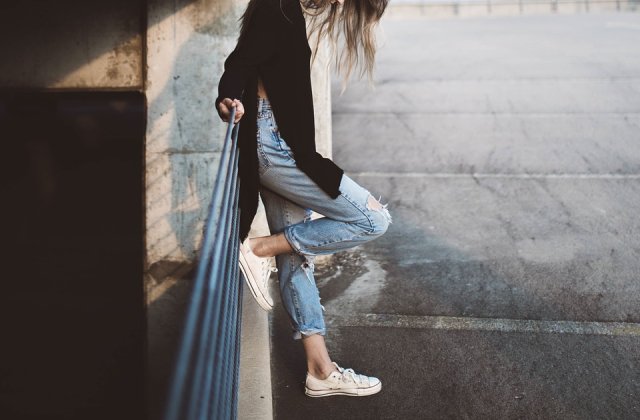 Cum se pot purta mom jeansii sau blugii drepti in 2019