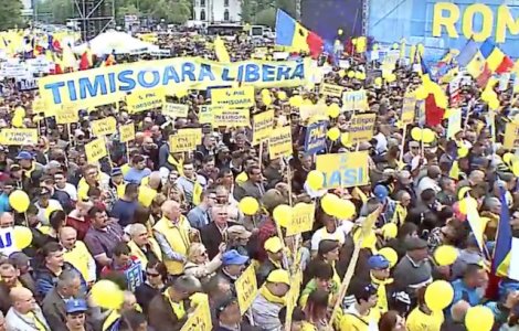 Peste 50.000 de oameni au participat la mitingul PNL din Piata Victoriei / Klaus Iohannis: "Dragii mei, la vot! Eliberati Romania!"