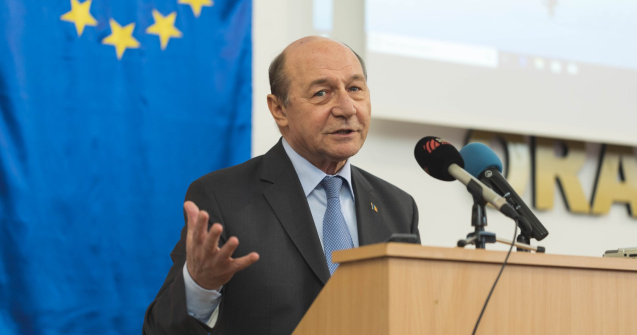 Traian Basescu: Niste primitivi au imbracat in pungi de gunoi crucile militarilor romani