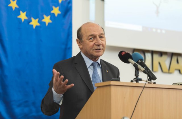 Traian Basescu: Niste primitivi au imbracat in pungi de gunoi crucile militarilor romani