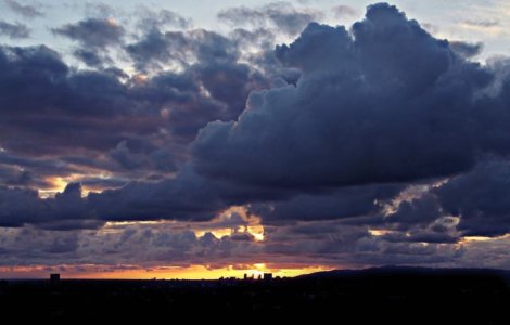 Instabilitate atmosferica in aproape toata tara, pana marti dimineata. Cod galben de ploi in noua judete