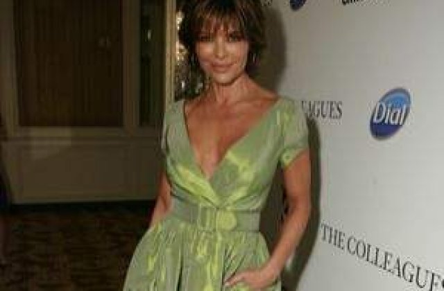 Lisa Rinna pozeaza goala la 45 de ani