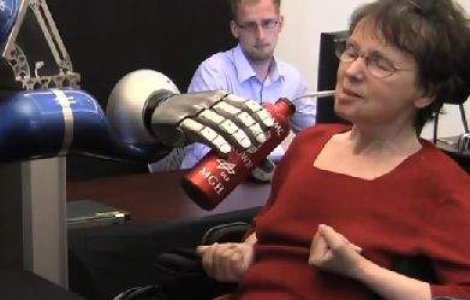  Video  Primul brat robotic controlat cu mintea