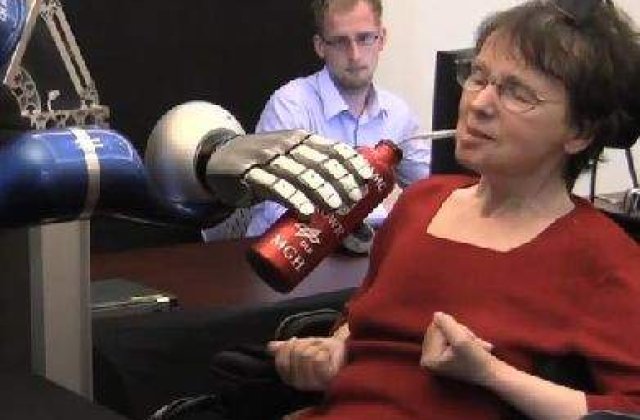 [VIDEO] Primul brat robotic controlat cu mintea