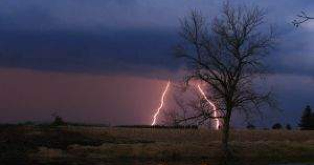 Avertizare imediata de furtuni pentru trei judete