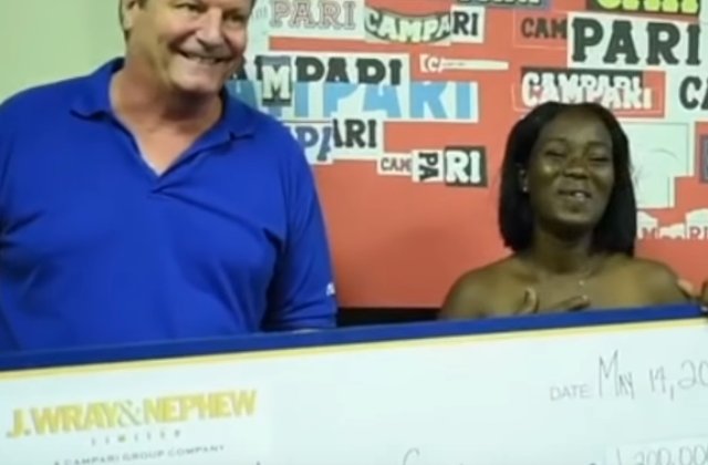 Recompensa de 1.2 milioane de dolari pentru o femeie care a returnat o geanta cu bani gasita la bancomat