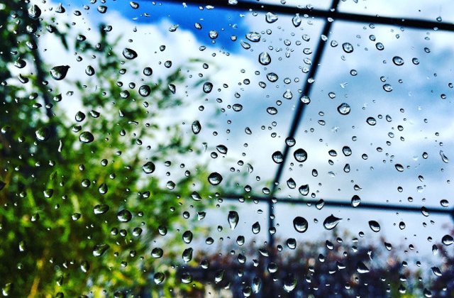 Informare meteo de ploi si instabilitate atmosferica, pana joi seara