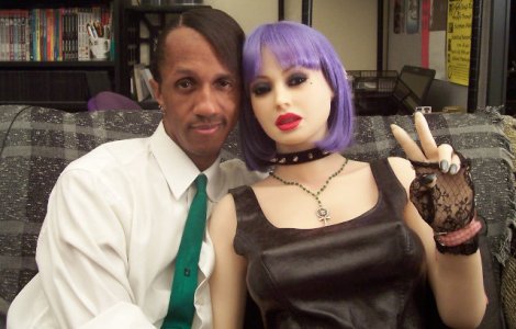  Top  Povesti de dragoste neobisnuite: 10 oameni care au ales sa se casatoreasca cu obiecte