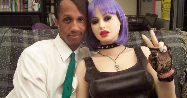  Top  Povesti de dragoste neobisnuite: 10 oameni care au ales sa se casatoreasca cu obiecte