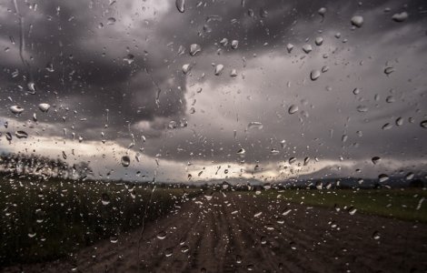 Meteorologii anunta furtuni in toata tara, pana vineri seara