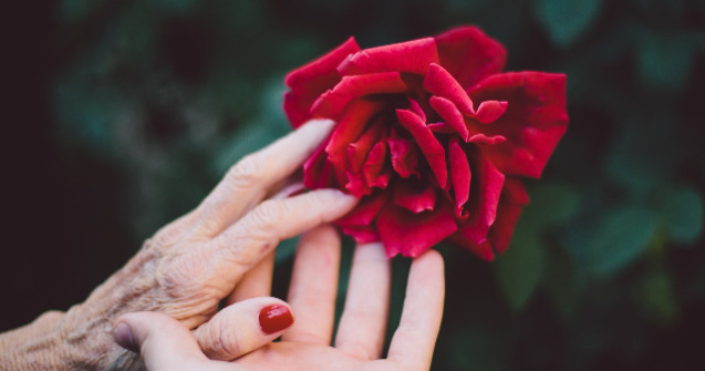 Studiu: Simptomele artritei reumatoide pot fi observate cu mult timp inainte de stabilirea diagnosticului