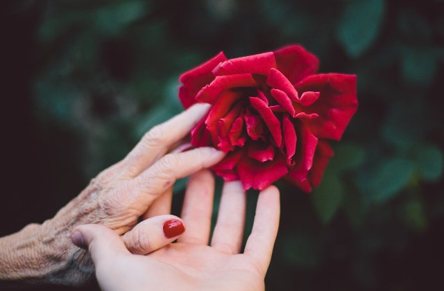 Studiu: Simptomele artritei reumatoide pot fi observate cu mult timp inainte de stabilirea diagnosticului