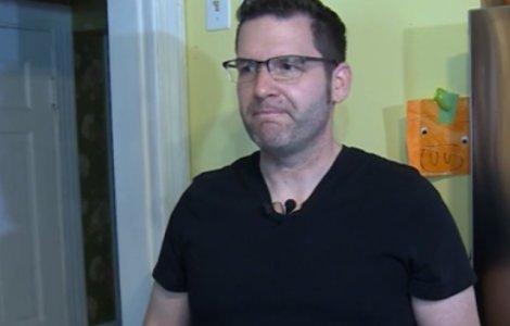 Un barbat sustine ca un strain i-a intrat in casa si i-a facut curaten