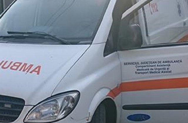 O ambulanta care mergea sa ajute un barbat inconstient a ramas blocata in noroi. Pacientul nu a mai putut fi salvat