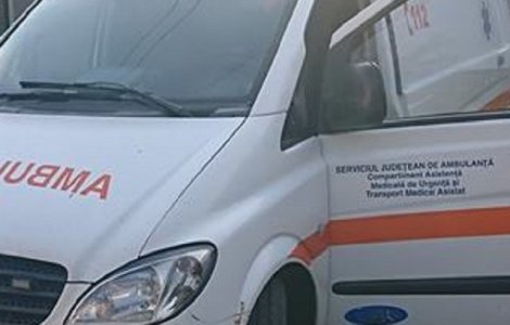 O ambulanta care mergea sa ajute un barbat inconstient a ramas blocata in noroi. Pacientul nu a mai putut fi salvat
