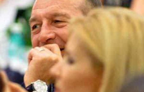 Demnitarii prefera sa petreaca sarbatorile de Paste in tara . Basescu si Udrea, la malul marii, la concertul lui Goran Bregovic