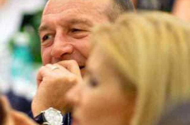 Demnitarii prefera sa petreaca sarbatorile de Paste in tara . Basescu si Udrea, la malul marii, la concertul lui Goran Bregovic