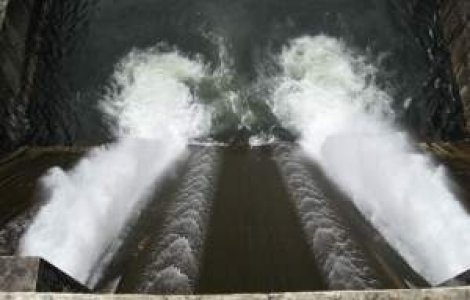 Un dig de protectie peste raul Buzau s-a rupt