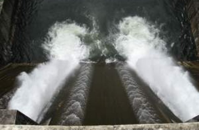 Un dig de protectie peste raul Buzau s-a rupt