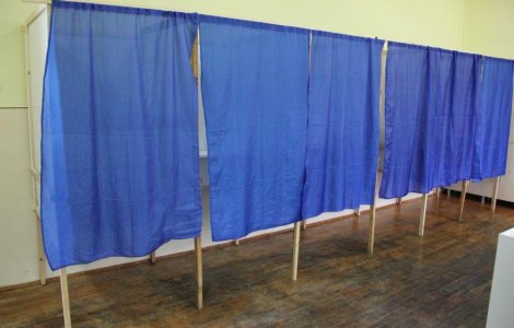 Mama primarului din Constanta a vrut sa introduca in urna 5 buletine de vot