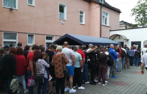 Mii de romani stau la cozi in strainatate pentru a vota. Multi se tem ca nu vor reusi: "Le cerem rudelor din Romania sa voteze pentru noi"