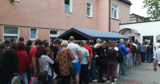 Mii de romani stau la cozi in strainatate pentru a vota. Multi se tem ca nu vor reusi: "Le cerem rudelor din Romania sa voteze pentru noi"