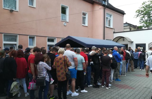 Mii de romani stau la cozi in strainatate pentru a vota. Multi se tem ca nu vor reusi: "Le cerem rudelor din Romania sa voteze pentru noi"