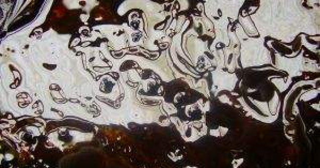 Poluare cu titei pe raul Oltet: Pata de petrol s-a intins pe 15 kilometri