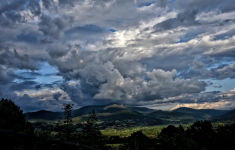 Cod galben de vreme instabila in peste jumatate din tara, pana miercuri dimineata
