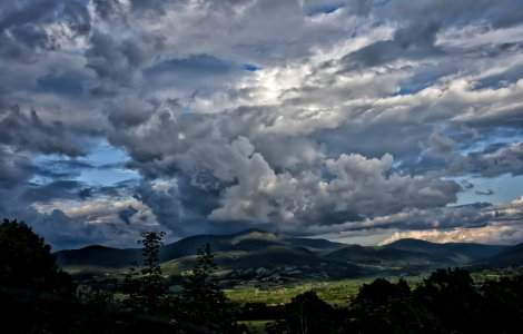Cod galben de vreme instabila in peste jumatate din tara, pana miercuri dimineata