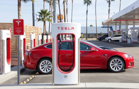 Tesla va limita incarcarea masinilor electrice la 80% din capacitatea bateriei: masura pentru reducerea aglomeratiei de la statiile de incarcare