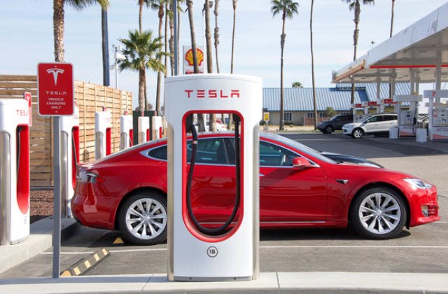 Tesla va limita incarcarea masinilor electrice la 80% din capacitatea bateriei: masura pentru reducerea aglomeratiei de la statiile de incarcare