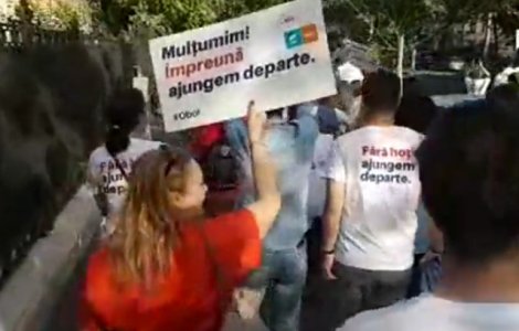 Membri ai USR-PLUS au iesit pe strazile Bucurestiului pentru a le multumi oamenilor pentru vot/ VIDEO