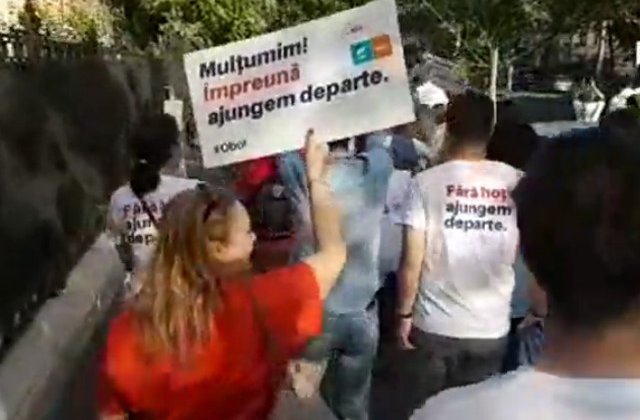 Membri ai USR-PLUS au iesit pe strazile Bucurestiului pentru a le multumi oamenilor pentru vot/ VIDEO