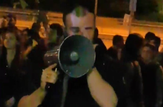 Politistul care i-a ajutat pe romanii din Munchen sa voteze a izbucnit in plans cand acestia i-au multumit / VIDEO