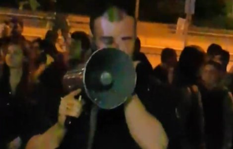 Politistul care i-a ajutat pe romanii din Munchen sa voteze a izbucnit in plans cand acestia i-au multumit / VIDEO