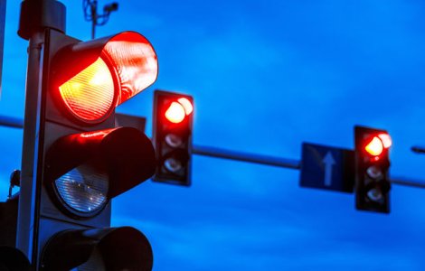 O noua tehnologie pentru fluidizarea traficului: pietonii primesc verde cand sistemul anticipeaza ca vor sa traverseze strada