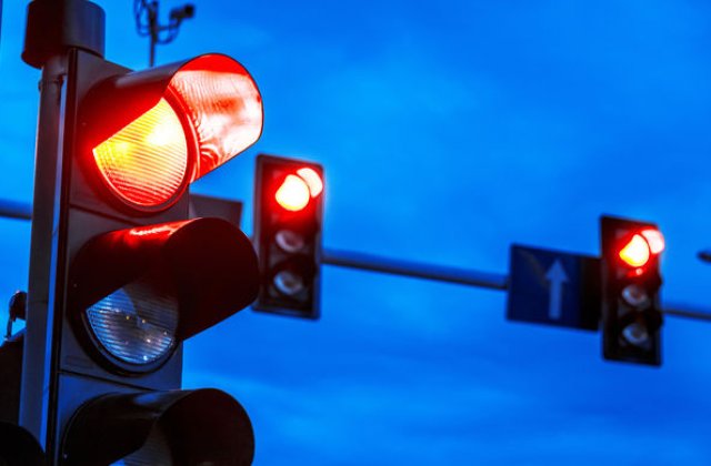 O noua tehnologie pentru fluidizarea traficului: pietonii primesc verde cand sistemul anticipeaza ca vor sa traverseze strada