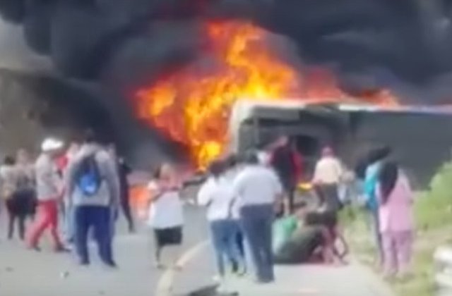 21 de morti si peste 30 de raniti, dupa ciocnirea unui autobuz cu un camion, in Mexic / VIDEO