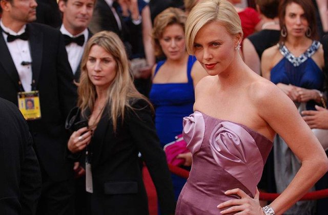 Charlize Theron nu "se vede" apeland la chirurgia plastica