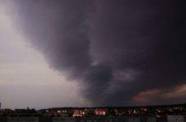 Furtunile au dat peste cap mai multe localitati