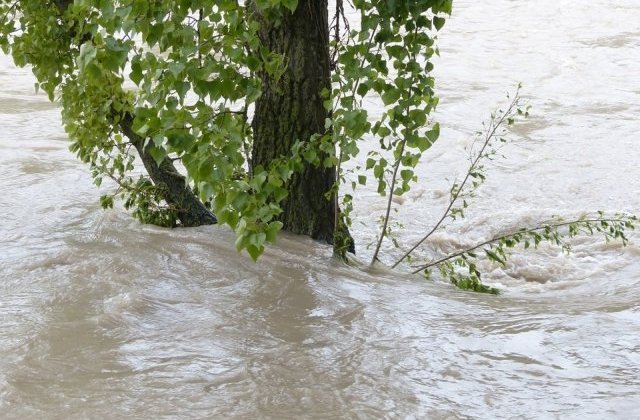 Cod portocaliu de inundatii pe rauri din 19 judete, pana luni la miezul noptii