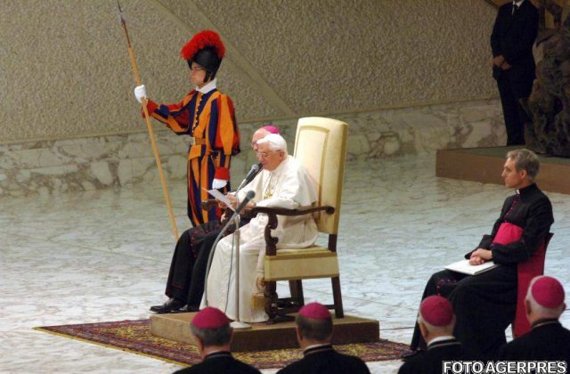 Cardinalul Bertone denunta atacurile la adresa Suveranului Pontif