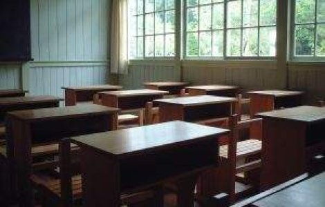 Programele scolare sunt in mare intarziere