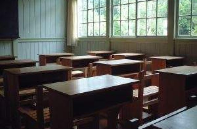 Programele scolare sunt in mare intarziere