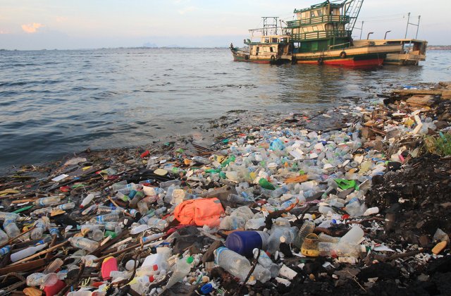 Malaezia va trimite 400 de tone de deseuri importate ilegal inapoi in tarile de unde au venit