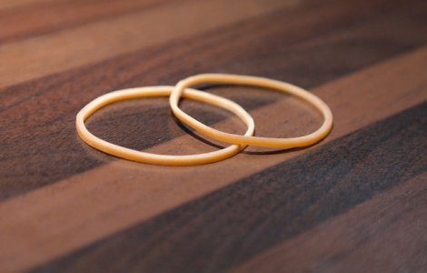 Un barbat a fost amendat cu 200 de dolari pentru ca a aruncat doua elastice pe strada