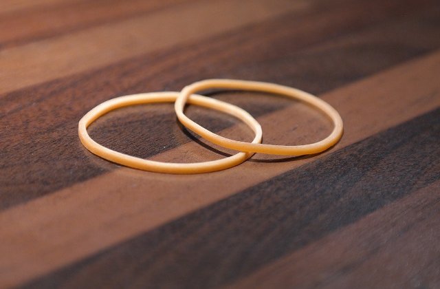 Un barbat a fost amendat cu 200 de dolari pentru ca a aruncat doua elastice pe strada