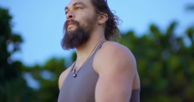 Jason Momoa, reactie dura pentru doi tineri ce taie coada unui rechin
